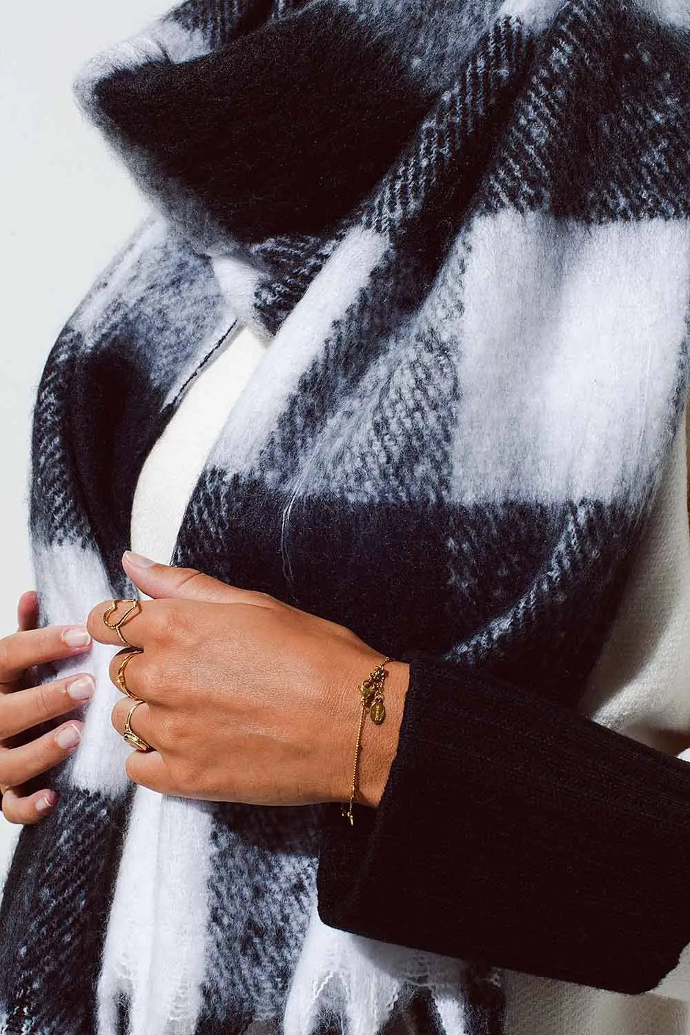 Checkerboard scarf in black and white with tassles - One Size / Black - Scarves & Hats