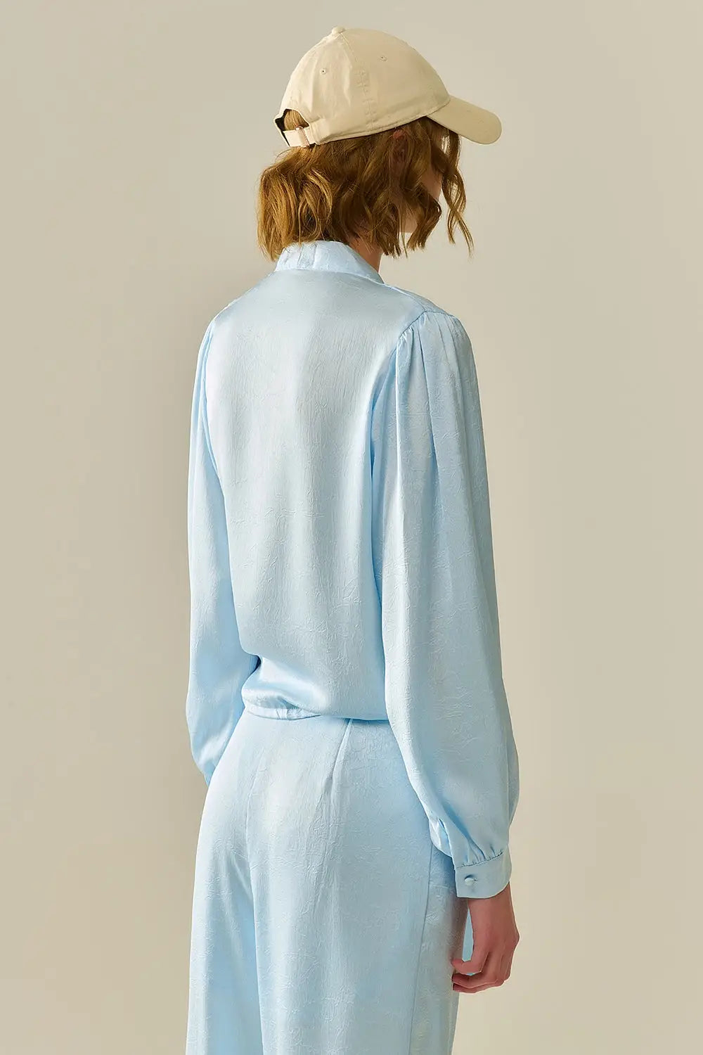 Chemise à boutons raccourcie en bleu avec nœud - Tee-Shirt