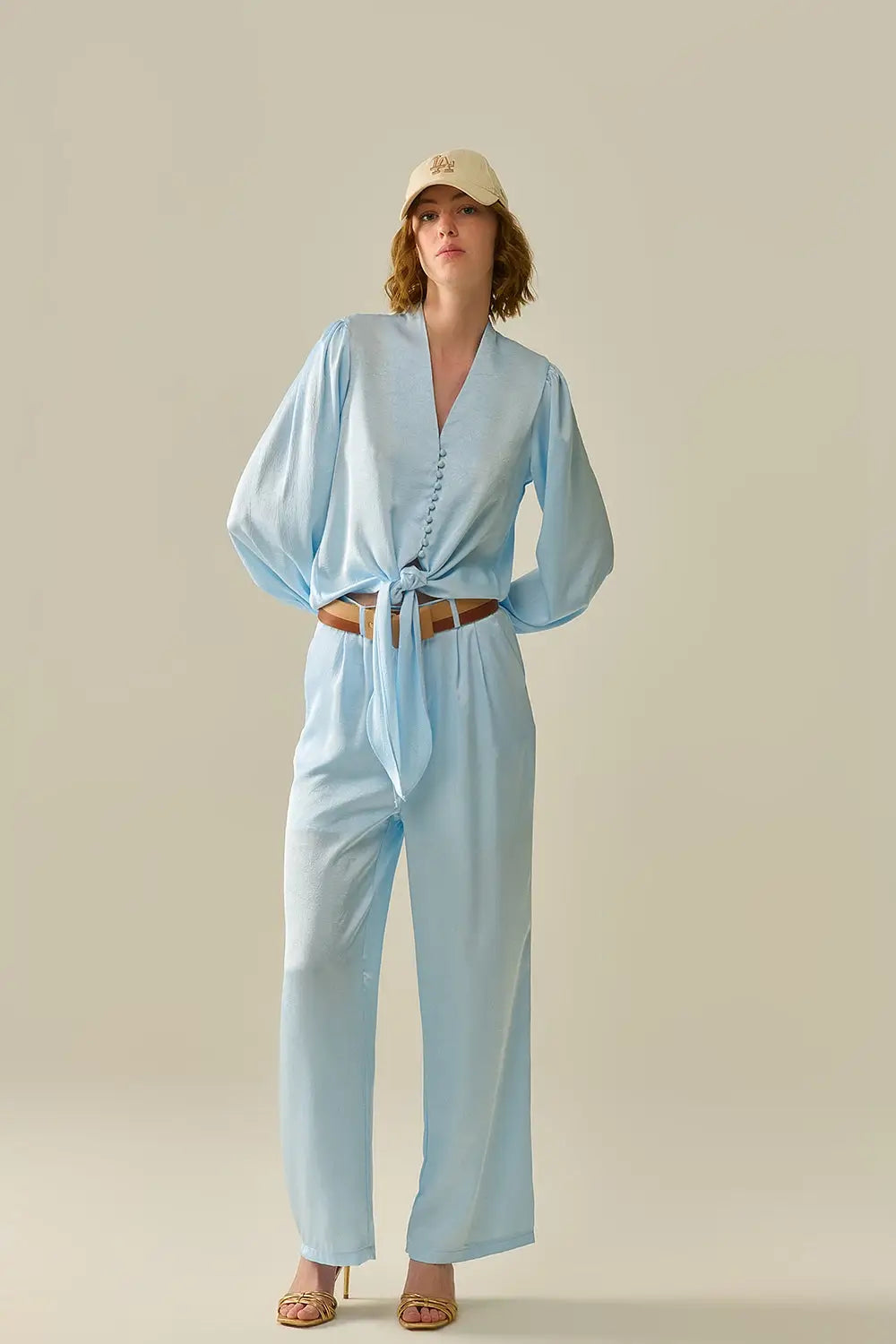 Chemise à boutons raccourcie en bleu avec nœud - Tee-Shirt
