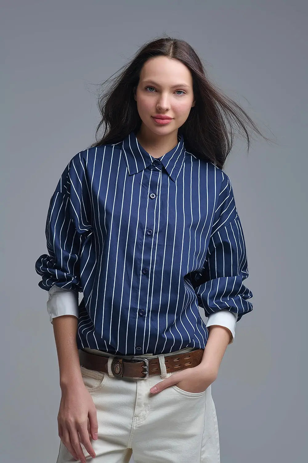 Q2 Chemise à col montant rayée bleu marine en popeline douce