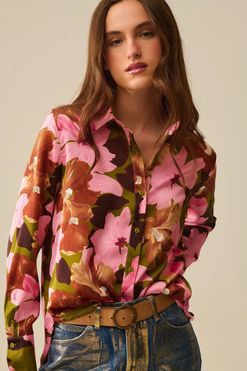 Q2 Chemise à fleurs tropicales en satin vert olive