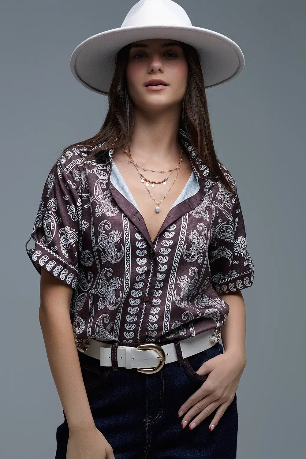 Q2 Chemise à manches courtes imprimée Paisley marron