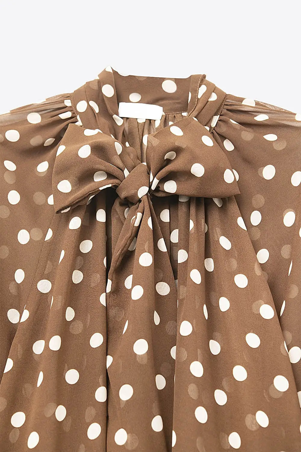 Chemise à pois marron avec détails en dentelle en mousseline de soie - Tops