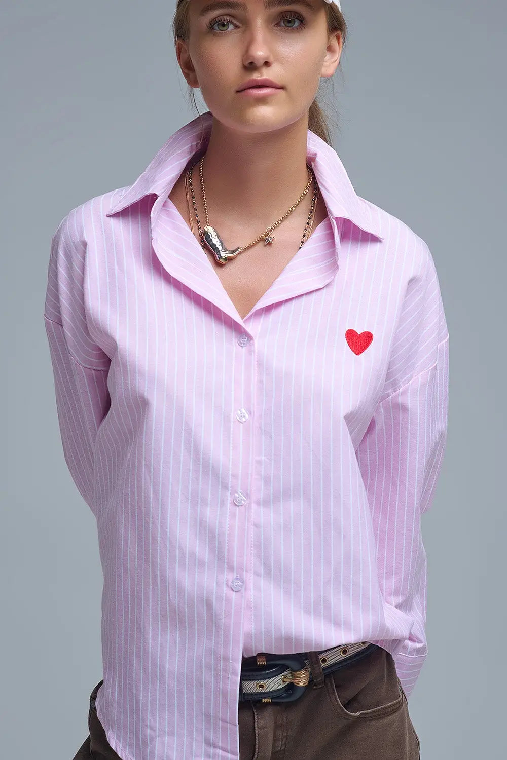 Q2 Chemise à rayures roses avec broderie en forme de cœur rouge