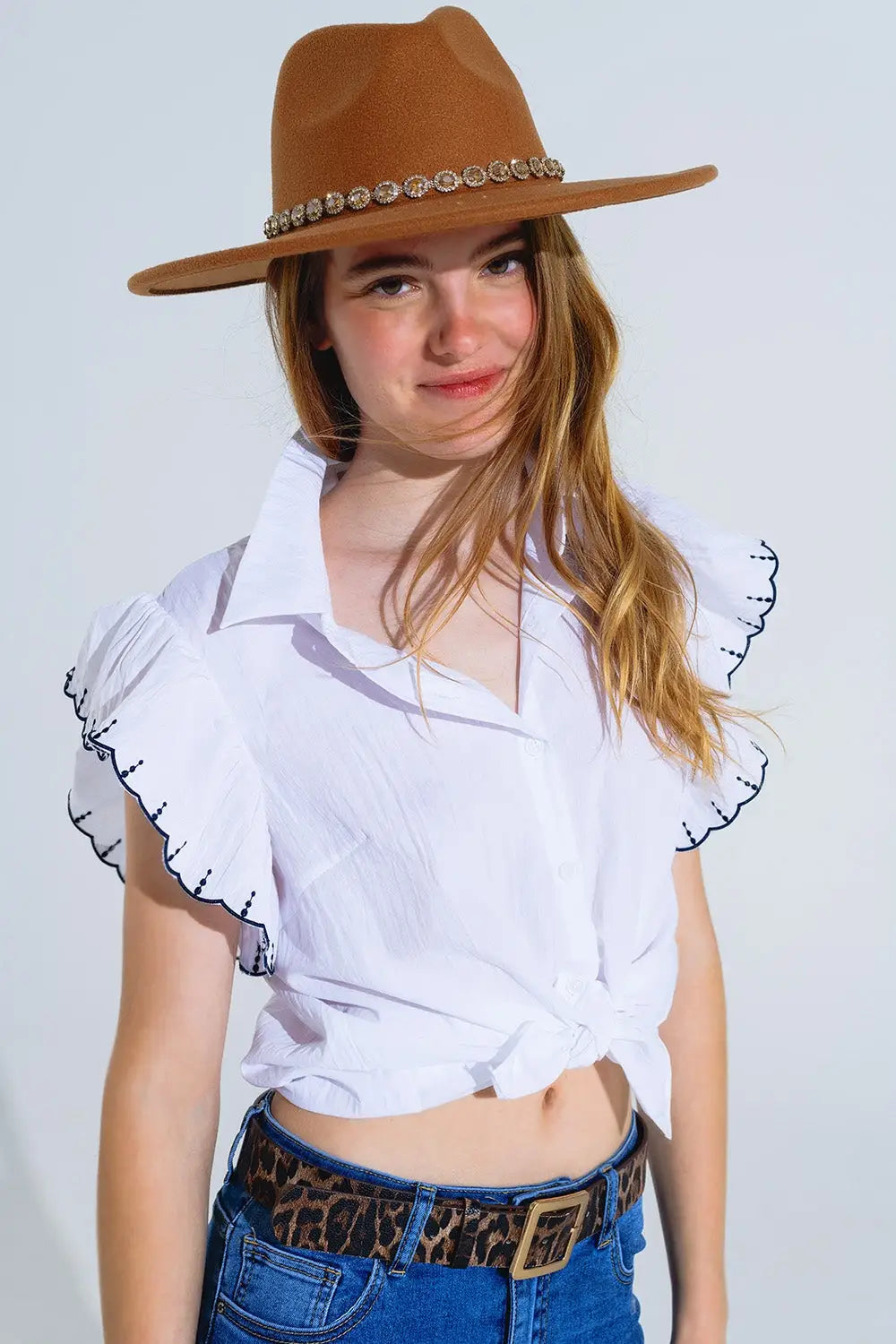 Chemise blanche à boutons avec col polo et manches à volants avec bordures noires - Tee-Shirt