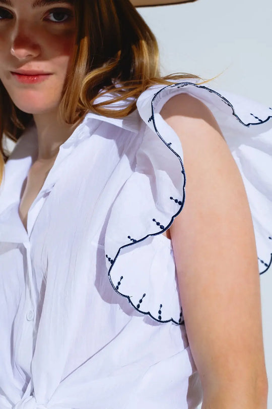 Chemise blanche à boutons avec col polo et manches à volants avec bordures noires - Tee-Shirt