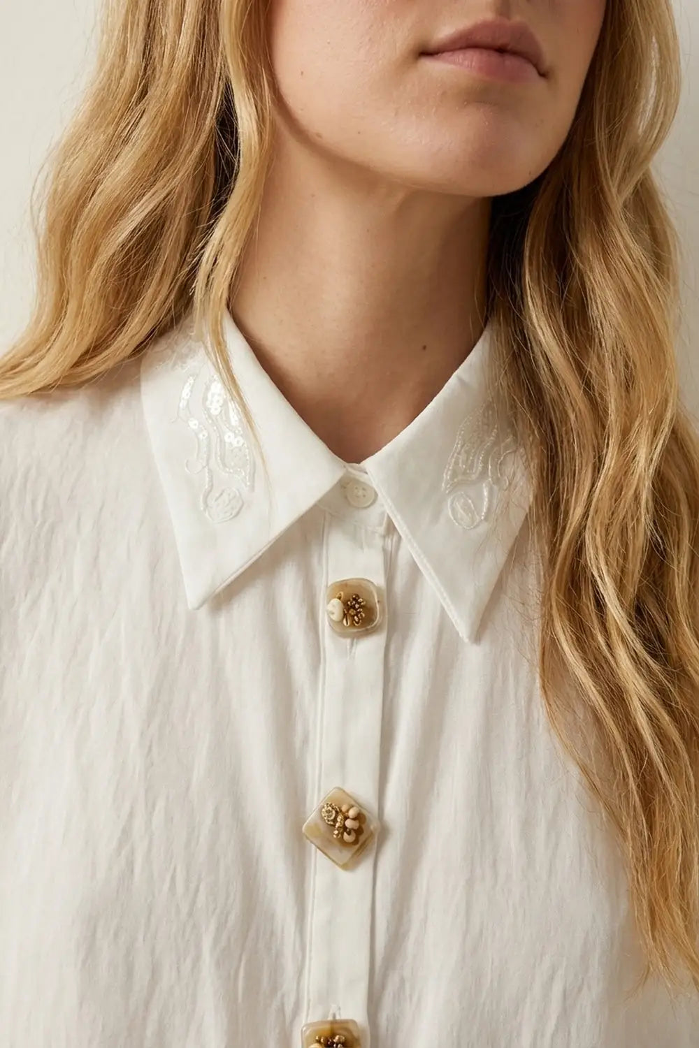 Chemise blanche à boutons sur le devant avec col brodé de sequins - Tee-Shirt