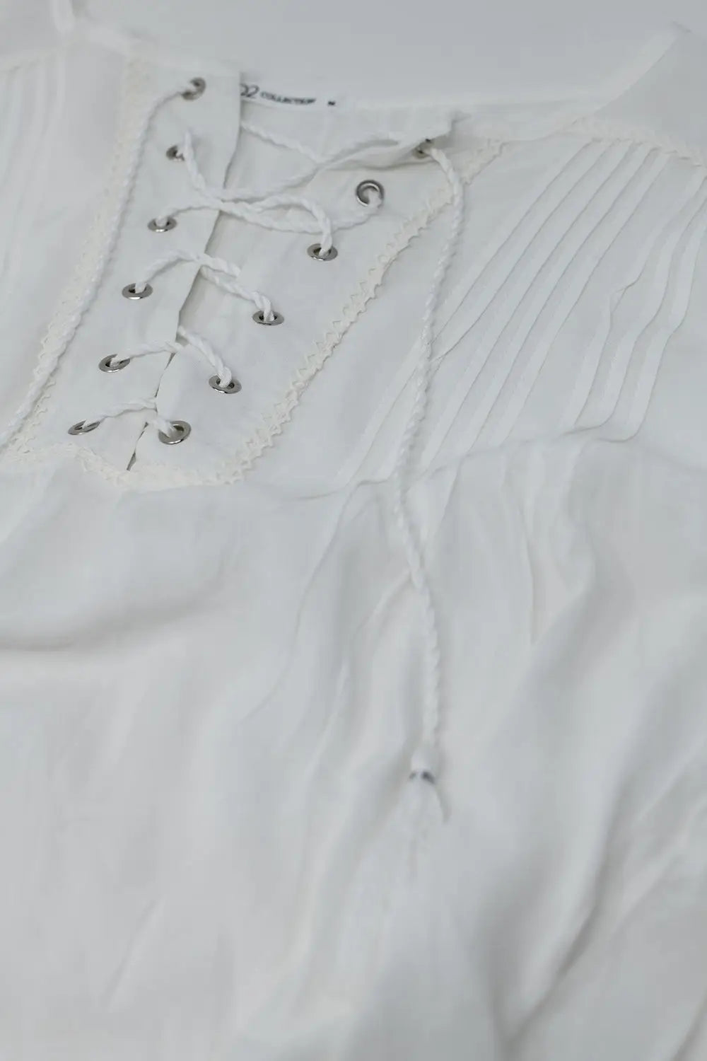 Chemise blanche avec extrémités à glands et fermeture par liens croisés - Tee-Shirt