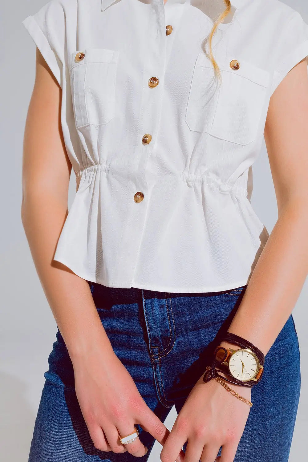 Chemise blanche boutonnée avec poches poitrine - Tee-Shirt