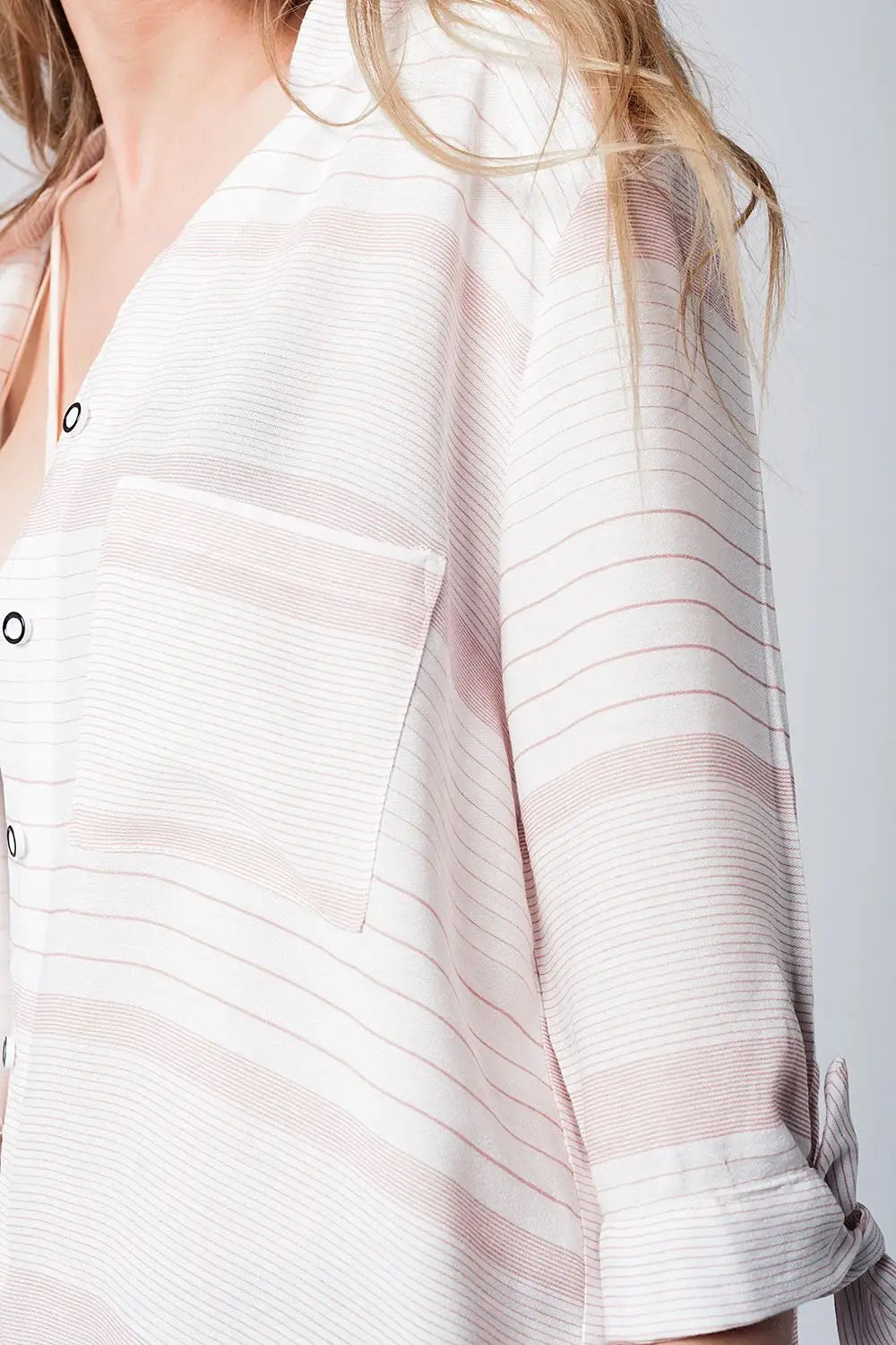 Chemise blanche à rayures roses et détails noeuds - Tee-Shirt