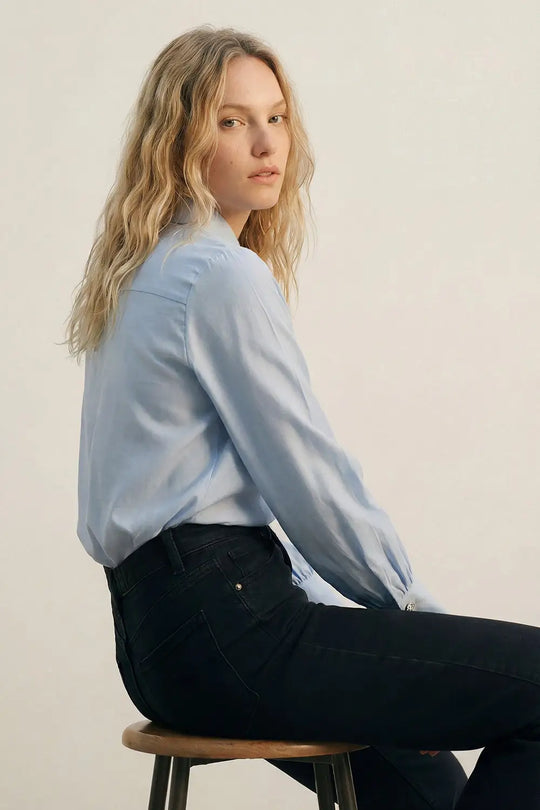 Chemise bleu clair en satin à manches longues avec deux boutons au poignet - Tee-Shirt