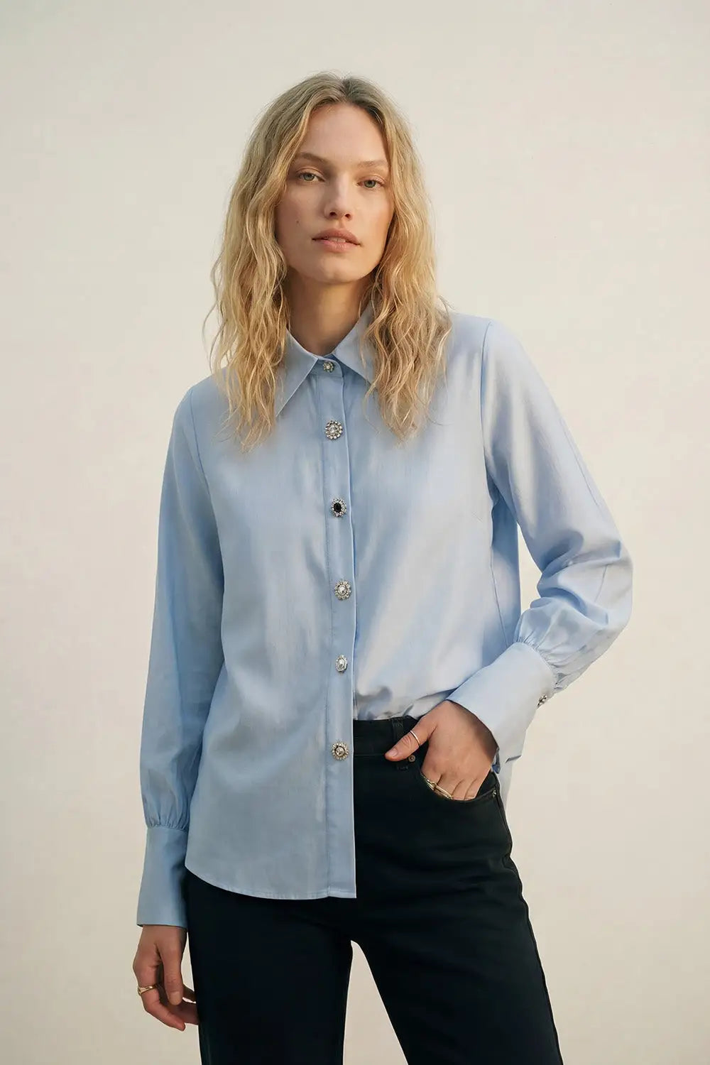 Chemise bleu clair en satin à manches longues avec deux boutons au poignet - Tee-Shirt