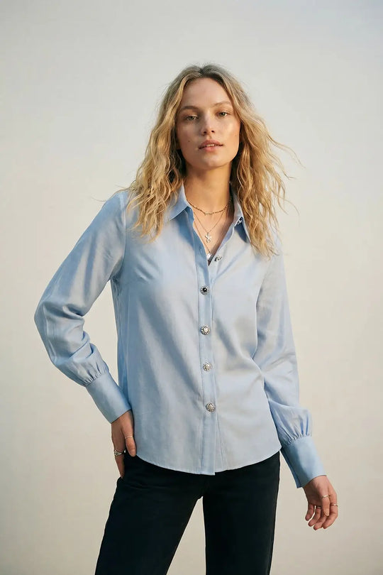Chemise bleu clair en satin à manches longues avec deux boutons au poignet - Tee-Shirt
