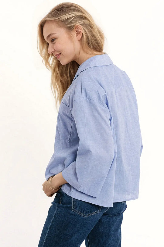 Chemise bleue à manches 3/4 larges avec une poche sur la poitrine - Tee-Shirt