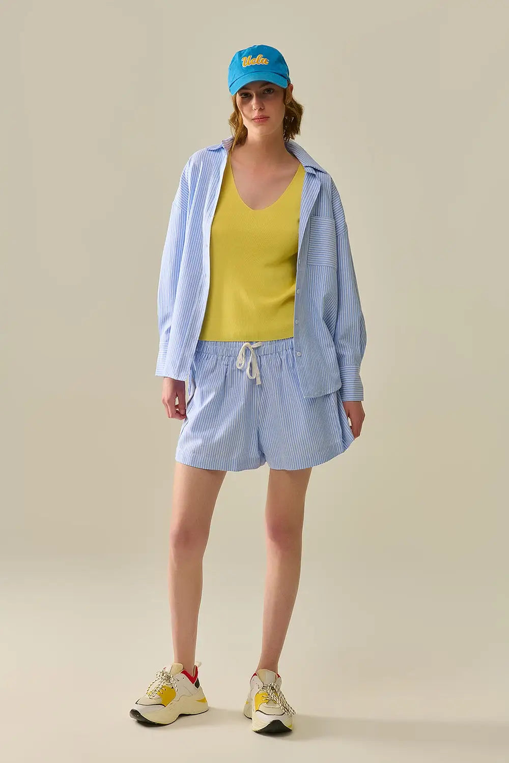 Chemise bleue à rayures blanches avec boutons - Tee-Shirt