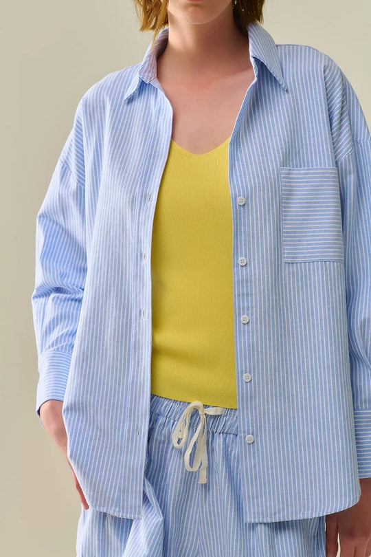 Chemise bleue à rayures blanches avec boutons - Tee-Shirt