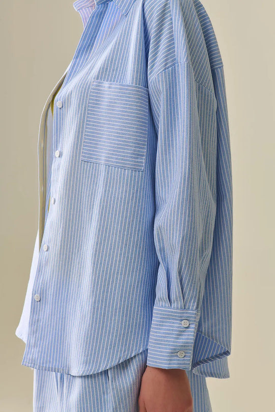 Chemise bleue à rayures blanches avec boutons - Tee-Shirt