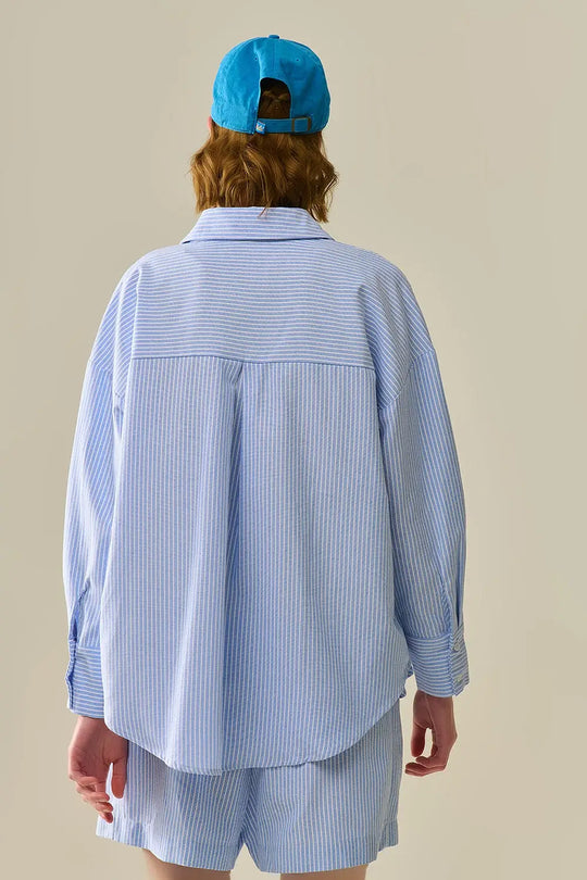 Chemise bleue à rayures blanches avec boutons - Tee-Shirt