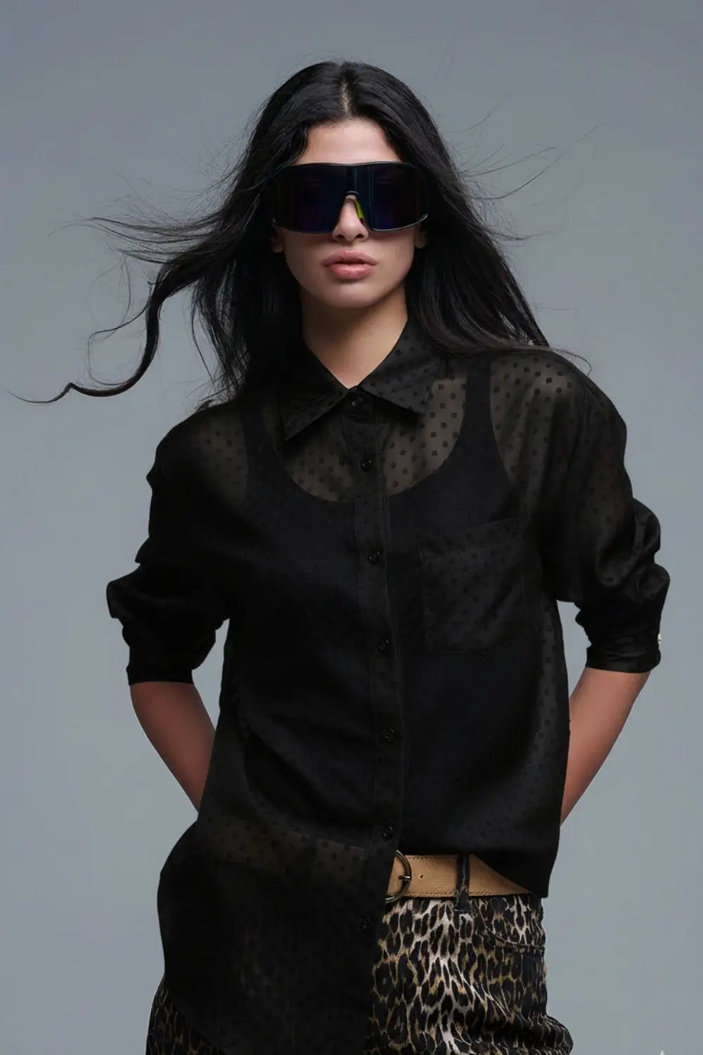 Q2 Chemise boutonnée à pois noire en mousseline de soie