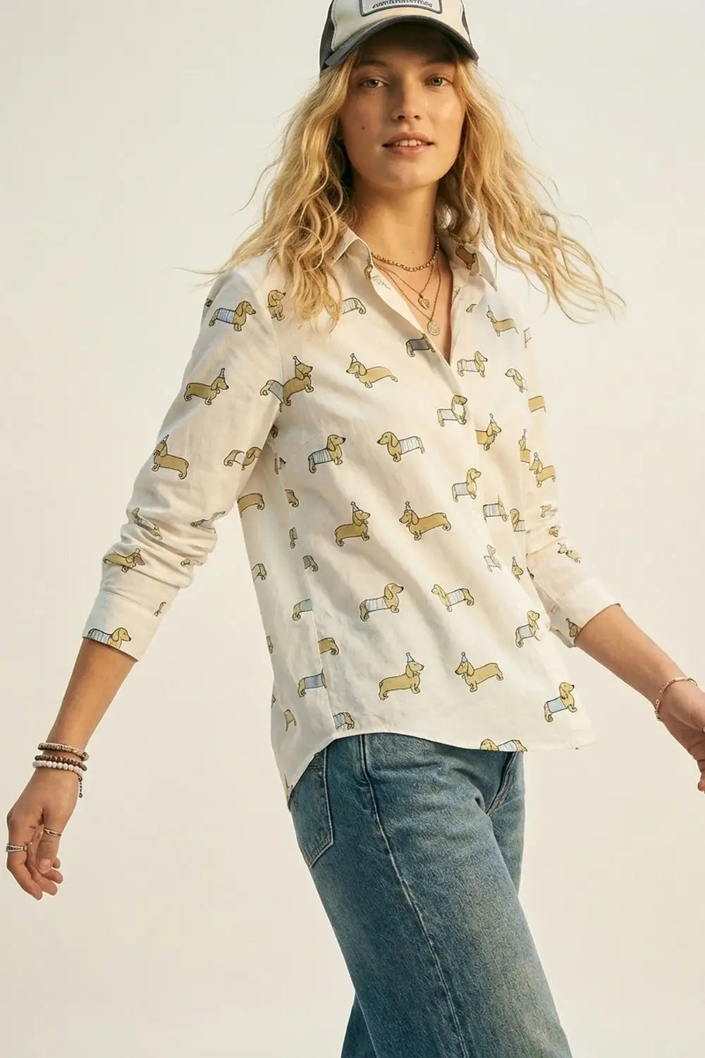 Q2 Chemise boutonnée blanche à imprimé chien joueur
