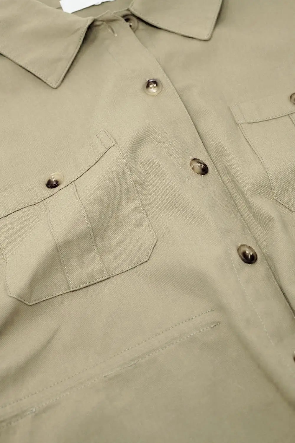 Chemise boutonnée kaki avec poches poitrine - Tee-Shirt