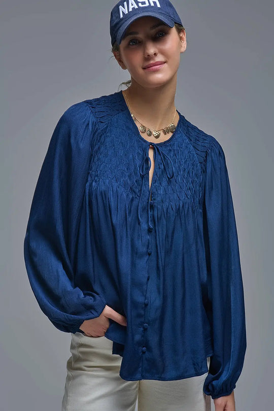 Q2 Chemise chic en satin bleu avec dentelle
