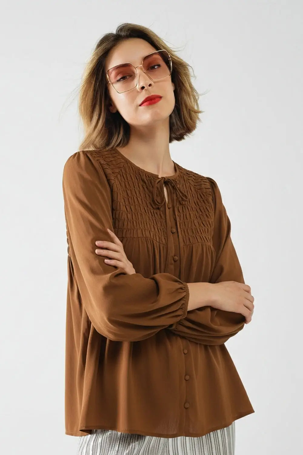 Q2 Chemise chic en satin marron avec dentelle
