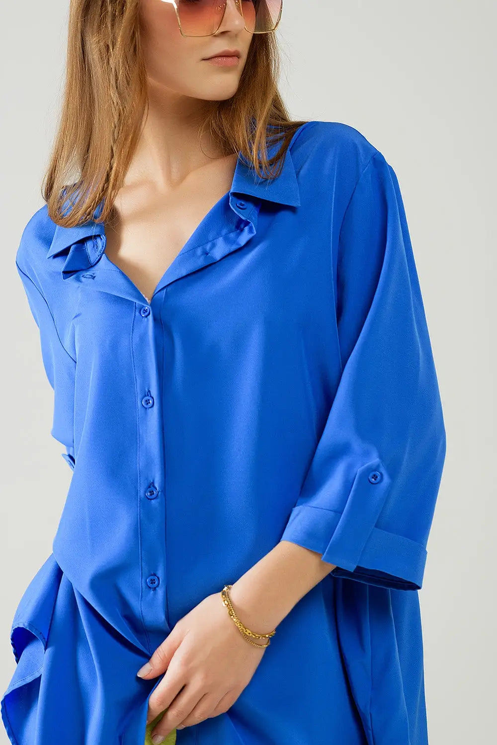 Chemise confectionnée en tissu très doux et léger de couleur bleu électrique. - Tee-Shirt