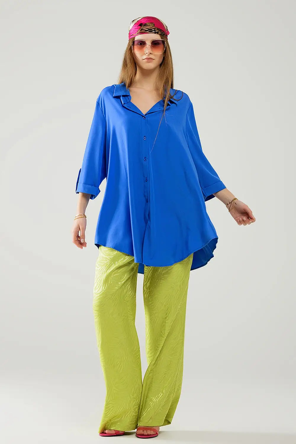 Chemise confectionnée en tissu très doux et léger de couleur bleu électrique. - Tee-Shirt