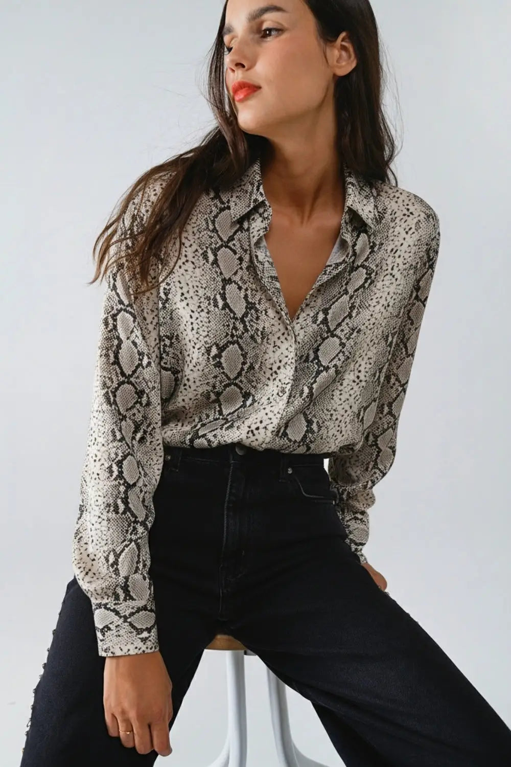 Q2 Chemise décontractée à imprimé serpent en gris