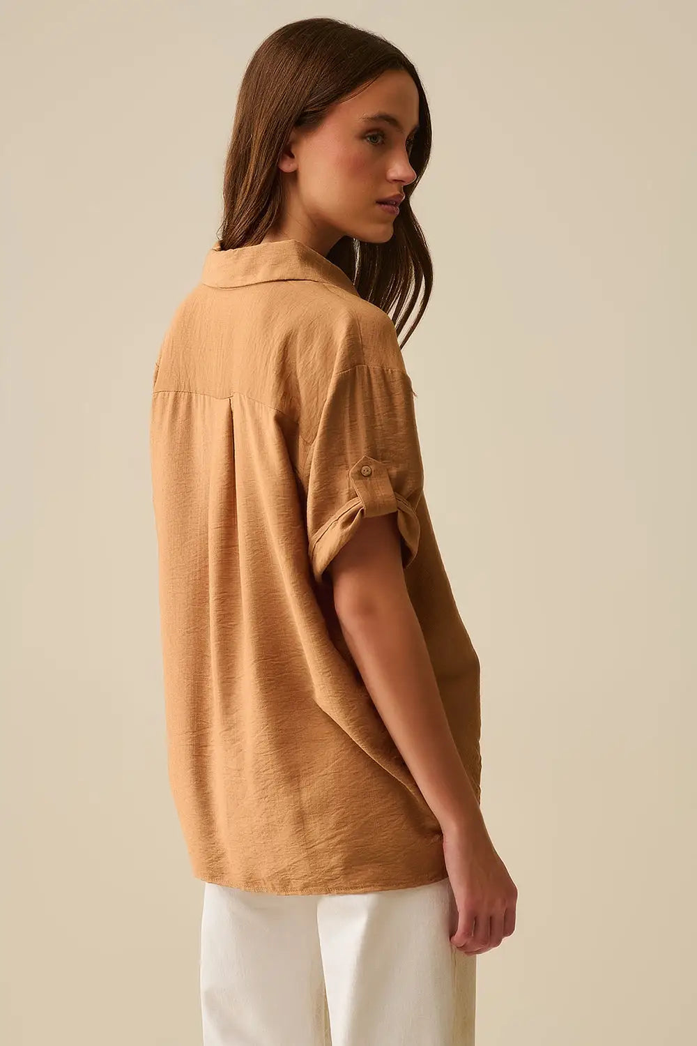 Chemise décontractée à manches courtes et boutons dorés coloris camel - Tee-Shirt