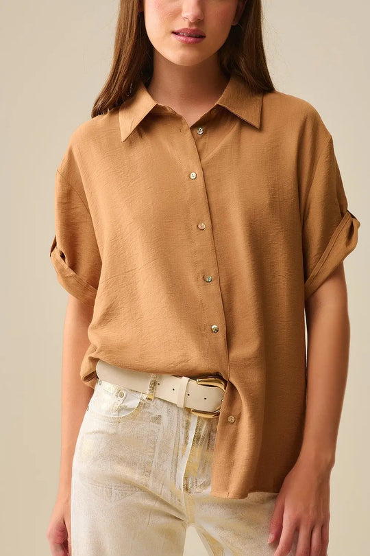 Chemise décontractée à manches courtes et boutons dorés coloris camel - Tee-Shirt