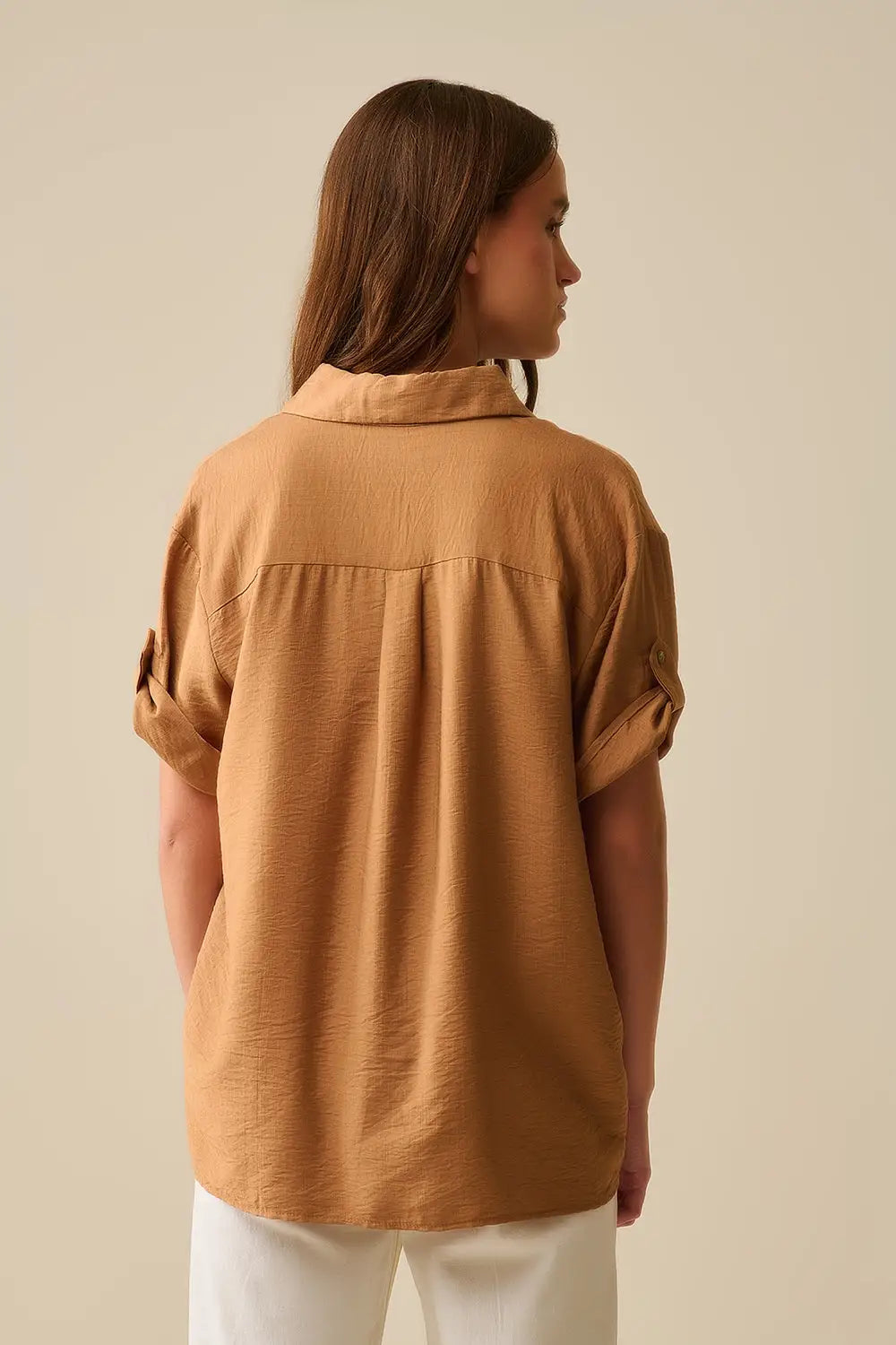 Chemise décontractée à manches courtes et boutons dorés coloris camel - Tee-Shirt