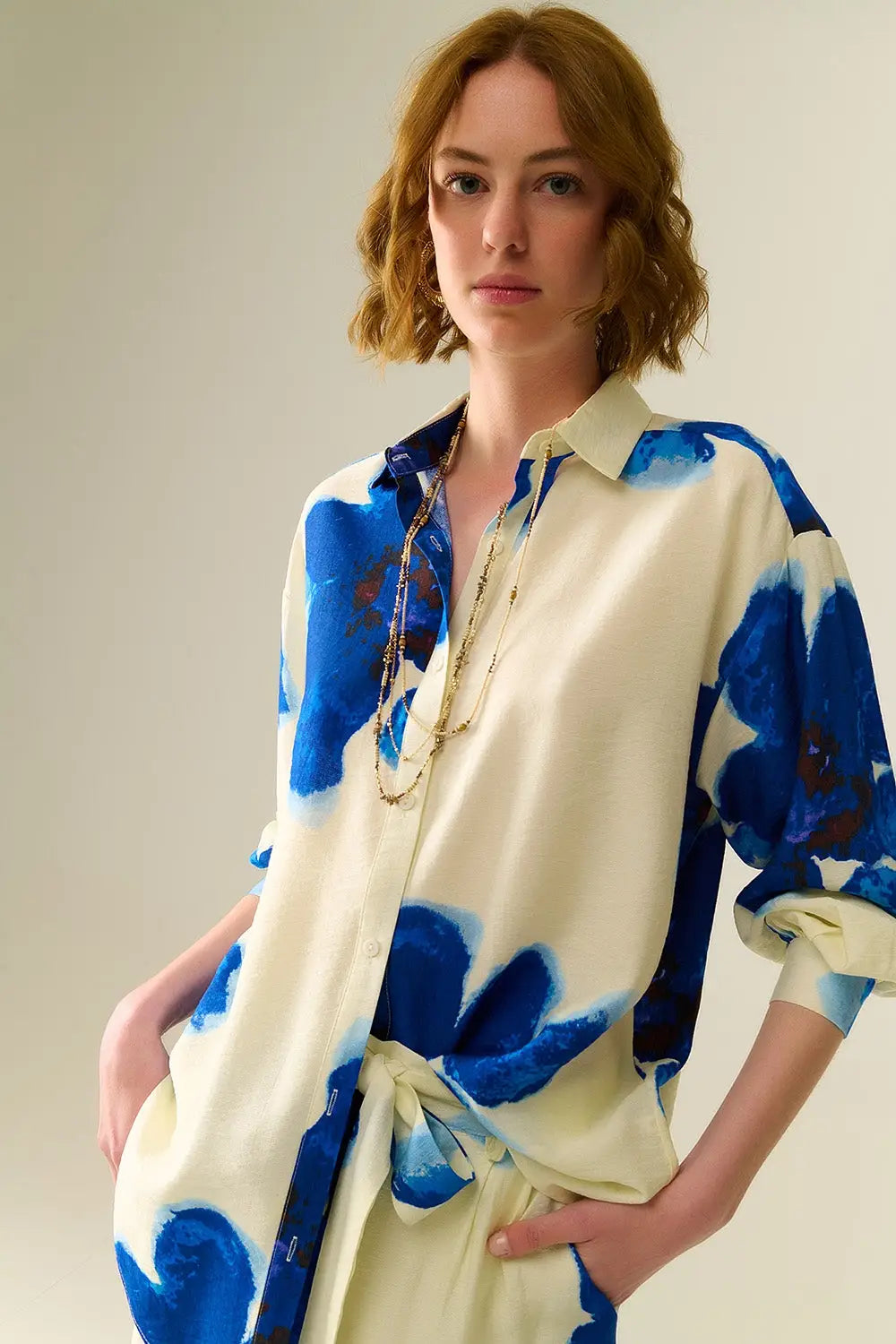 Chemise décontractée blanche avec imprimé de fleurs tropicales bleues - Tee-Shirt