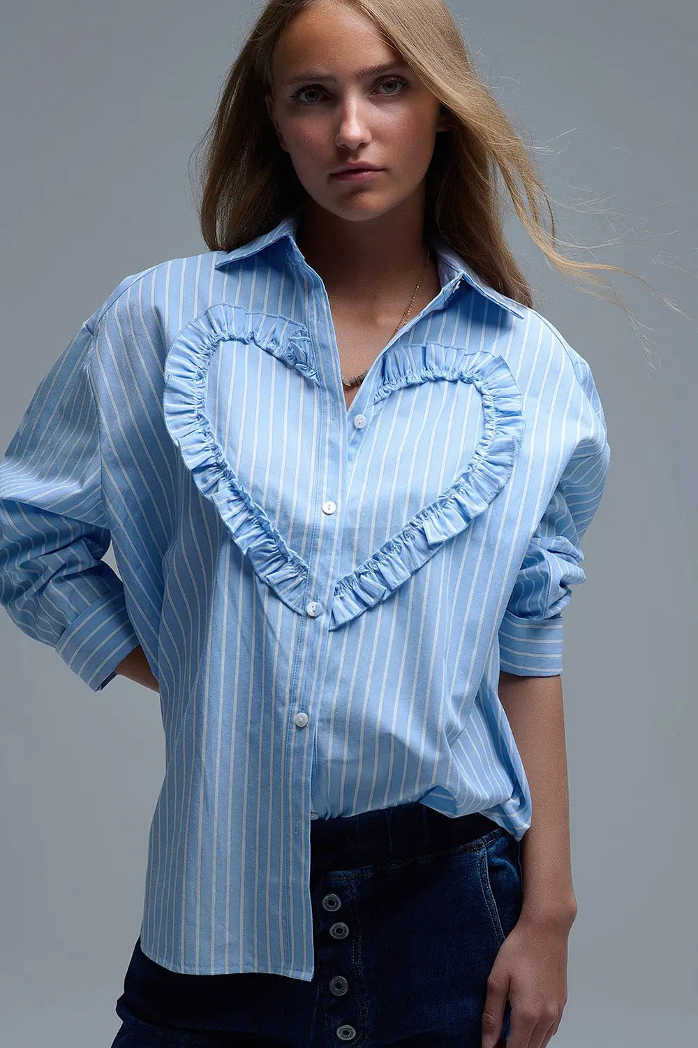 Q2 Chemise décontractée bleue à rayures et coutures en forme de cœur