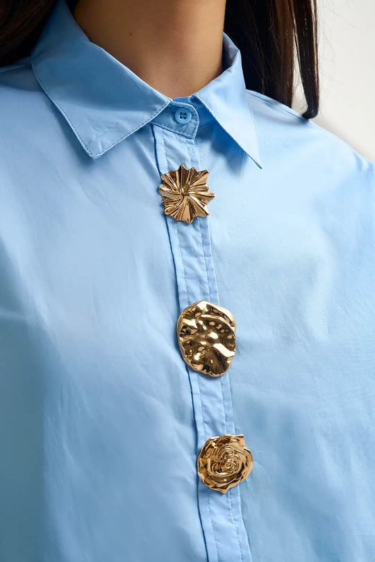 Chemise décontractée en popeline de coton bleue avec boutons décoratifs dorés - Tee-Shirt