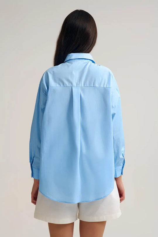 Chemise décontractée en popeline de coton bleue avec boutons décoratifs dorés - Tee-Shirt