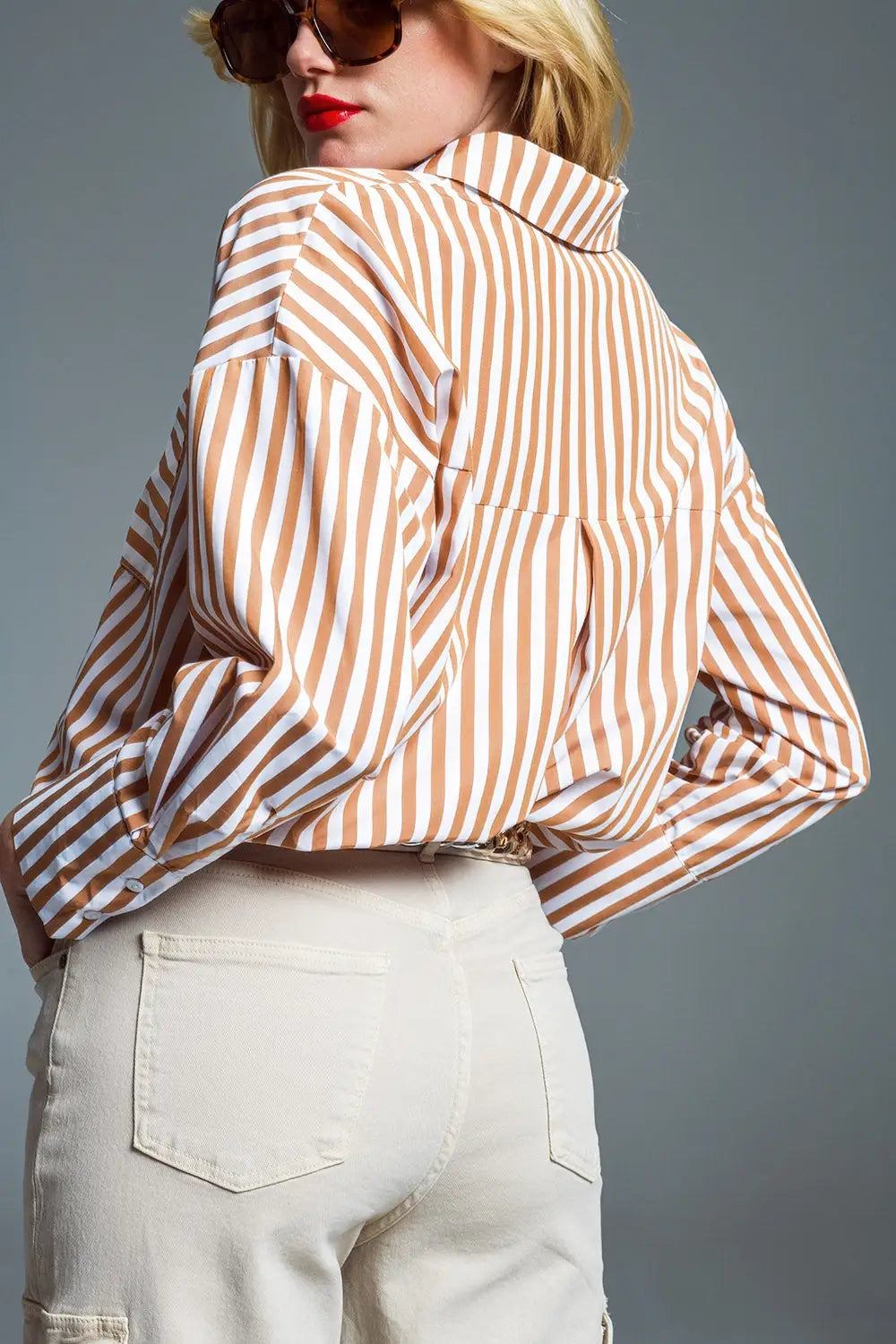 Chemise décontractée rayée avec poche contrastée en beige - Tee-Shirt