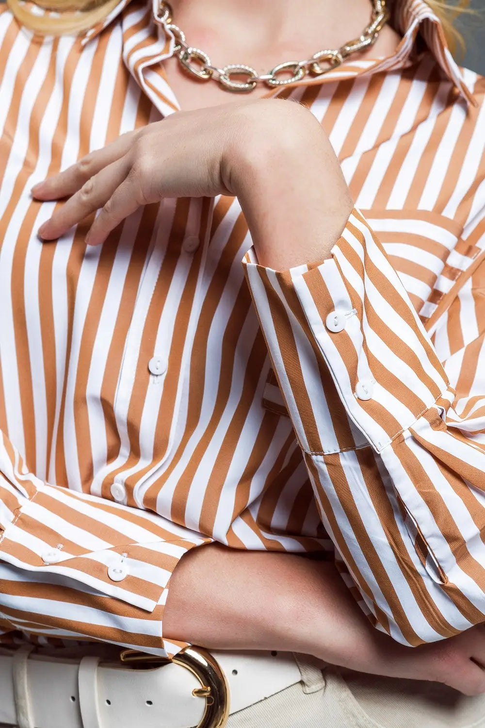 Chemise décontractée rayée avec poche contrastée en beige - Tee-Shirt