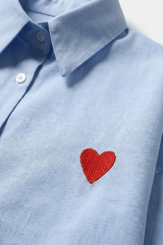 Chemise en coton Oxford bleu avec cœur brodé rouge - Tee-Shirt