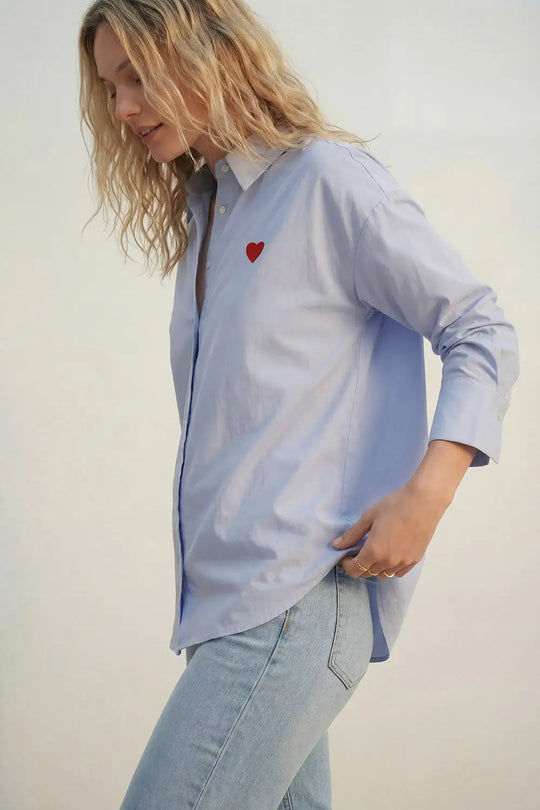 Chemise en coton Oxford bleu avec cœur brodé rouge - Tee-Shirt