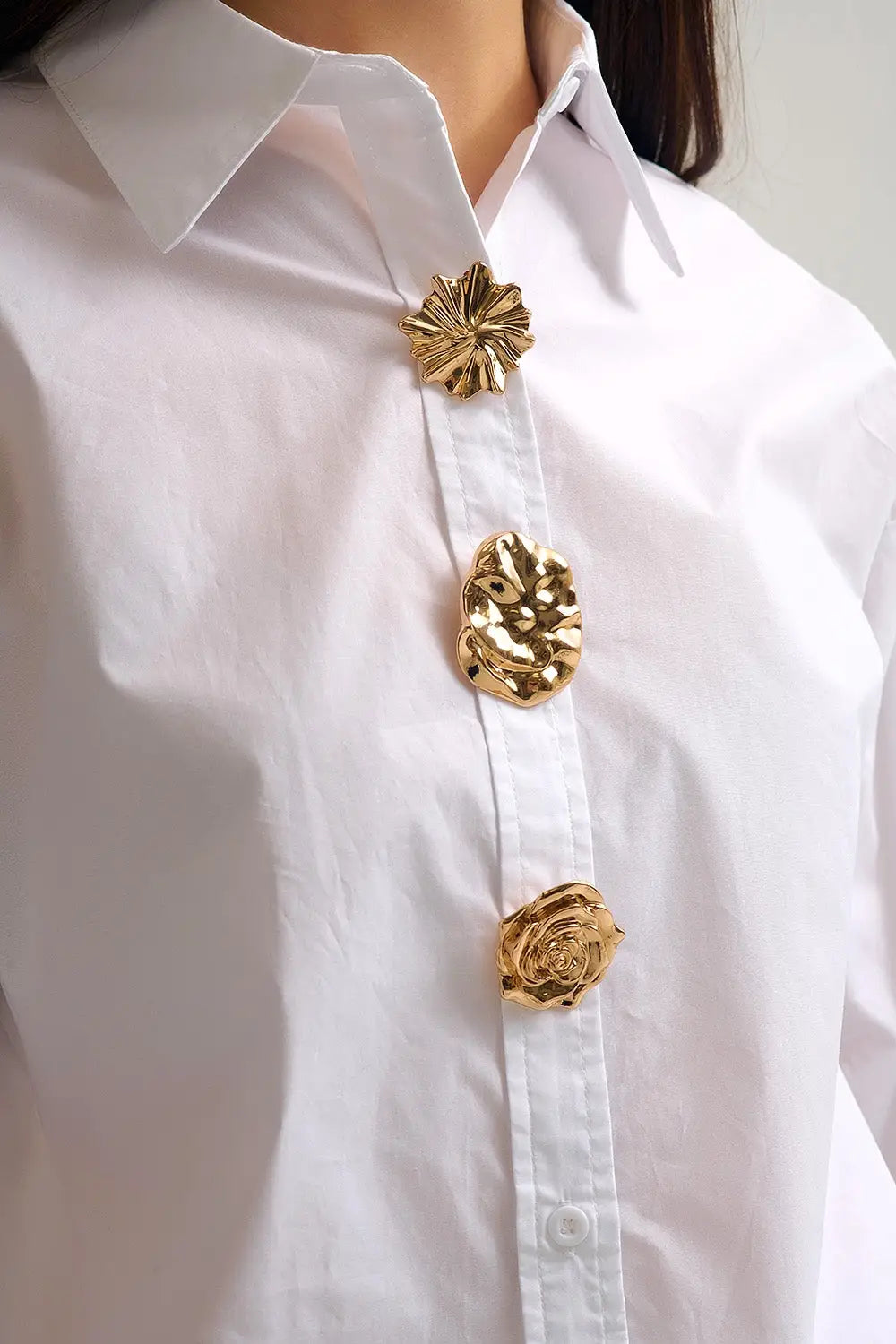 Chemise en coton popeline décontractée blanche avec boutons décoratifs dorés - Tee-Shirt