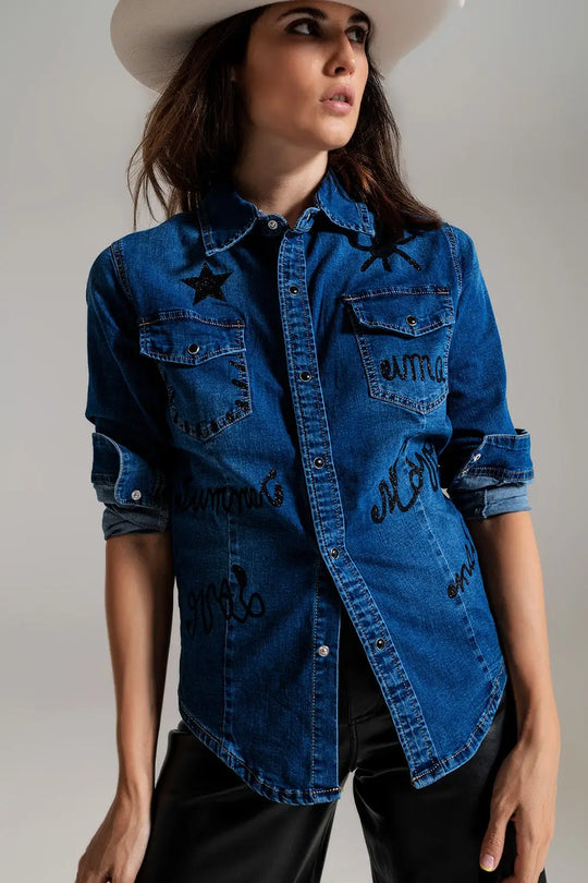 Chemise en denim ajustée avec détails graphiques noirs en strass - Tee-Shirt