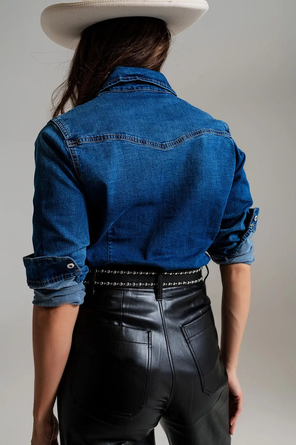 Chemise en denim ajustée avec détails graphiques noirs en strass - Tee-Shirt