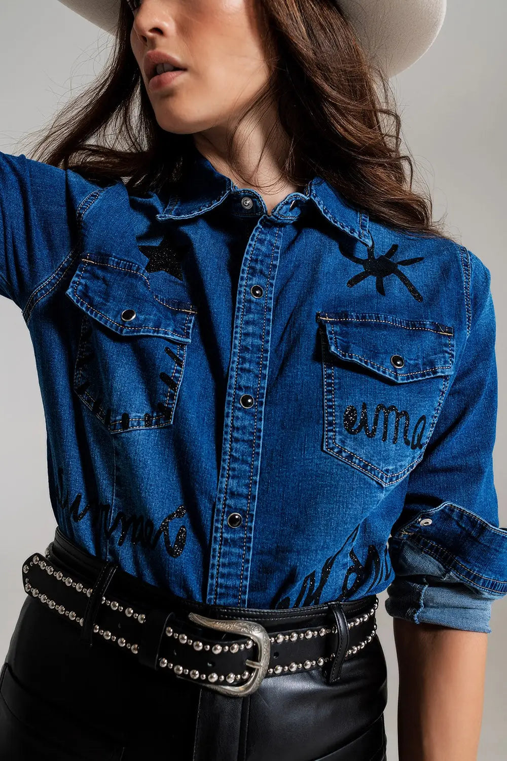Chemise en denim ajustée avec détails graphiques noirs en strass - Tee-Shirt