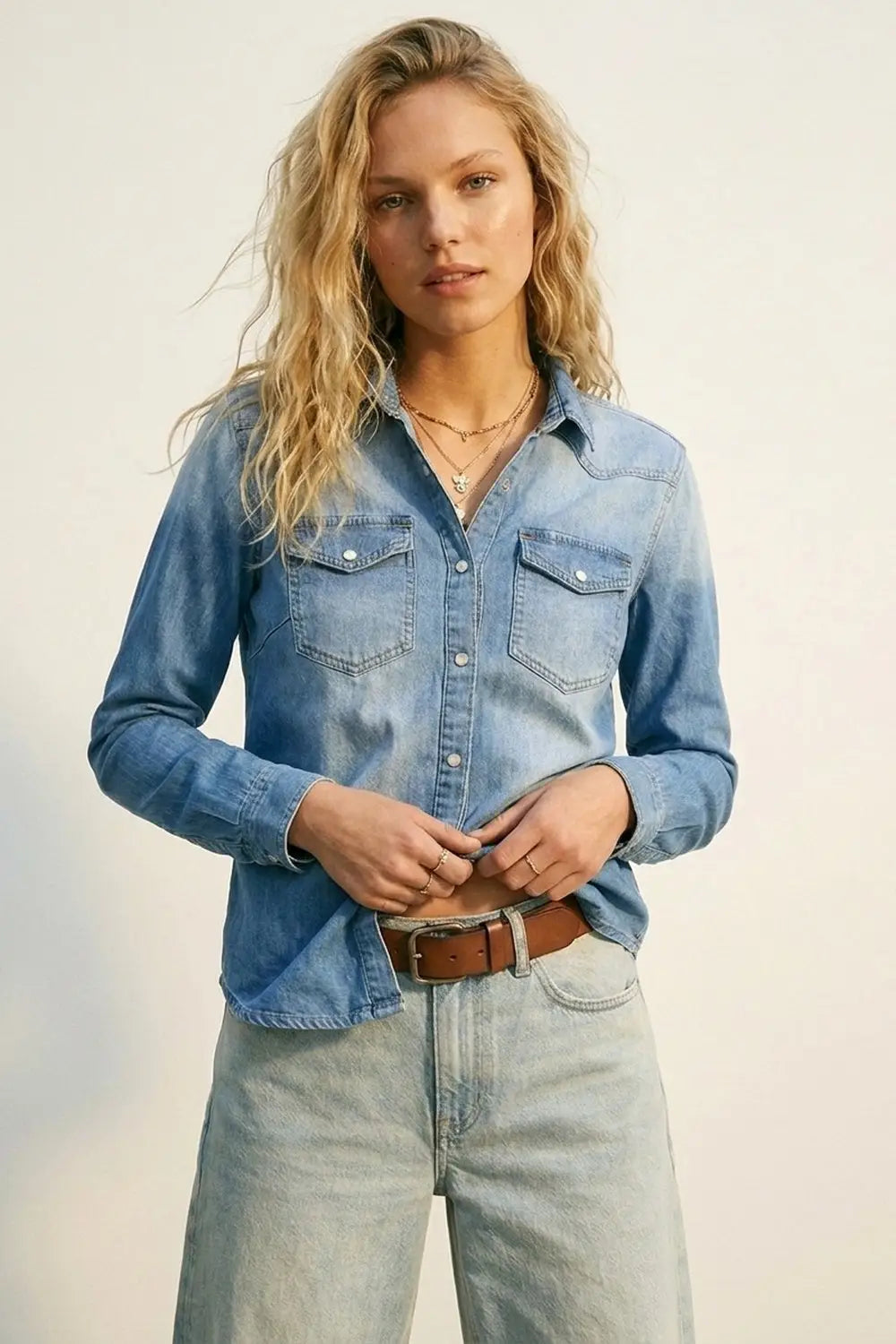 Q2 Chemise en denim bleu délavé avec devant boutonné