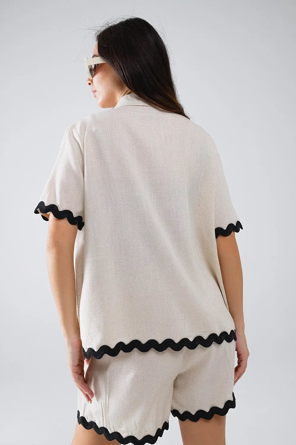 Chemise en lin à bordures festonnées contrastées beige - Tee-Shirt