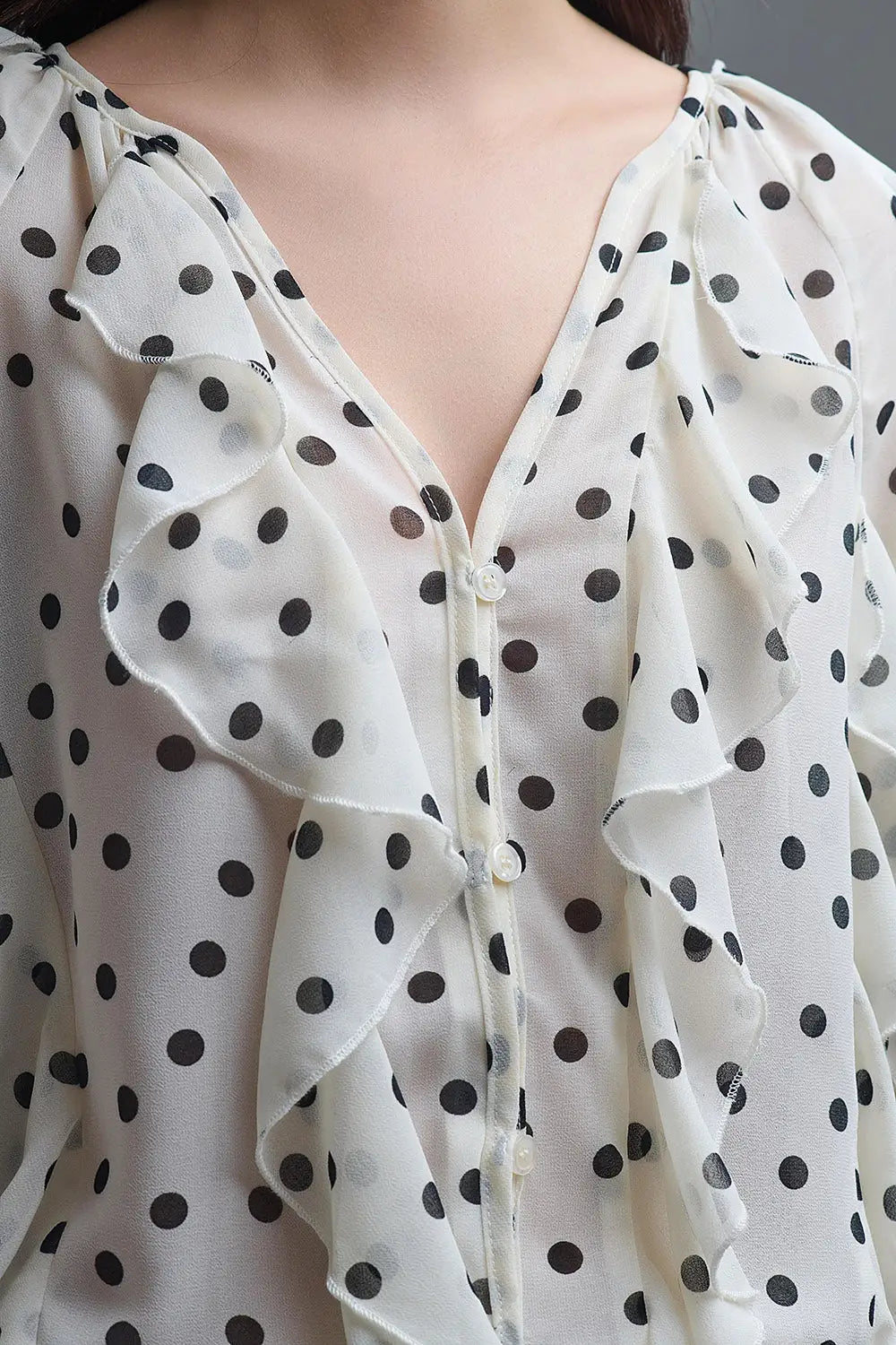 Chemise en mousseline de soie boutonnée à pois avec volants - Tee-Shirt