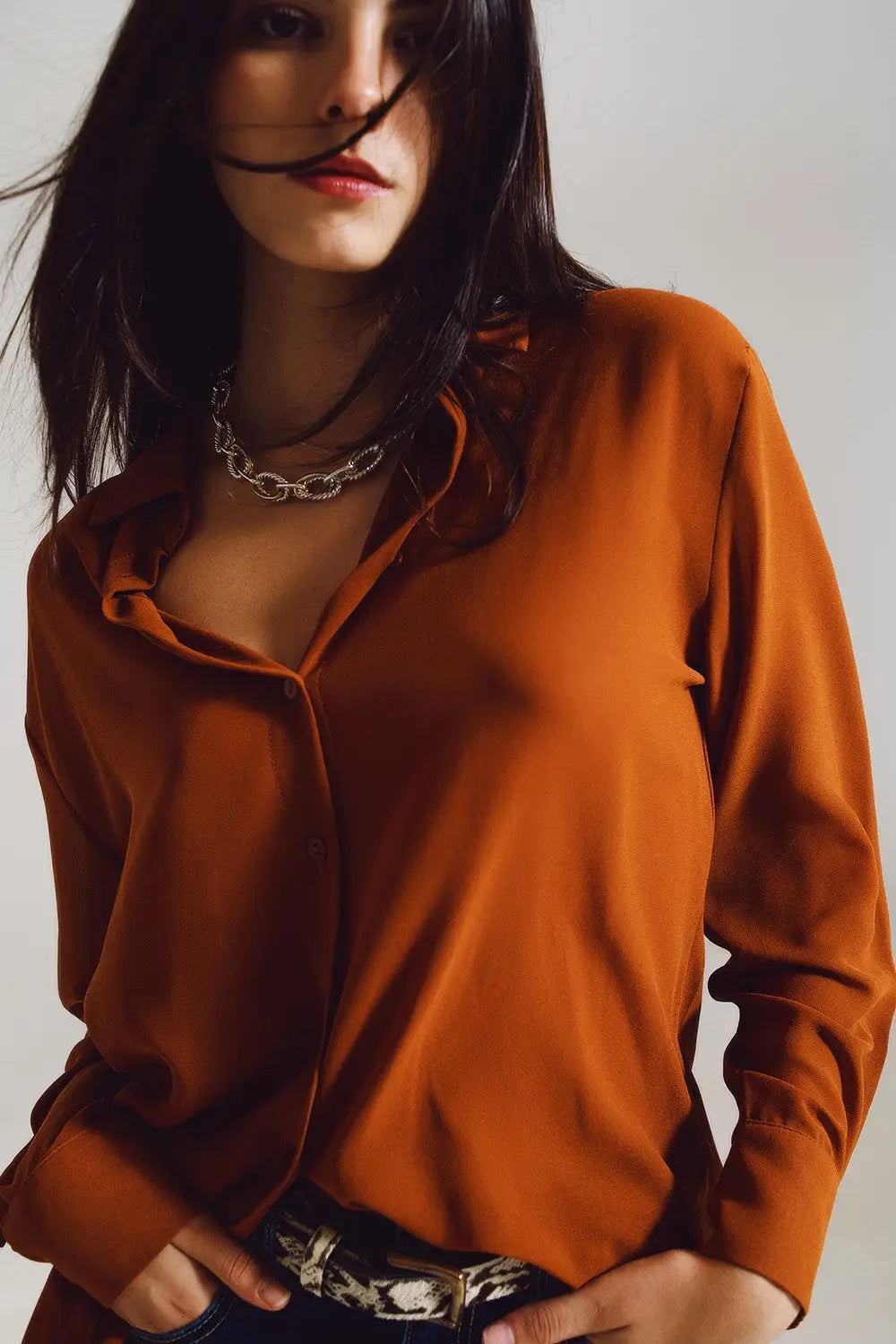 Chemise en mousseline de soie de couleur camel - Tee-Shirt