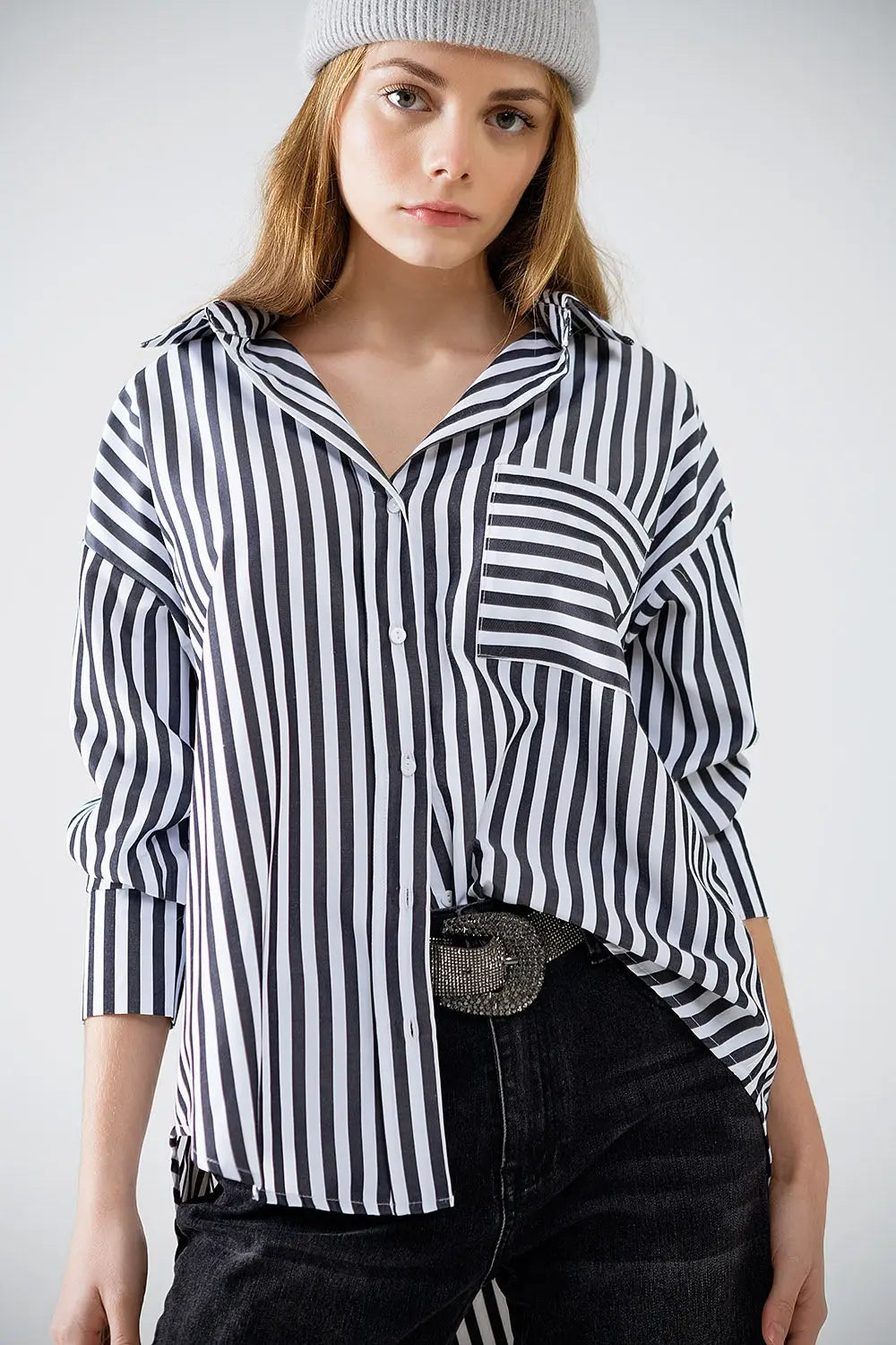 Q2 Chemise en popeline à rayures verticales noires et poche poitrine